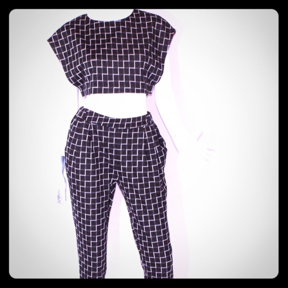 Crop‎ top pants set